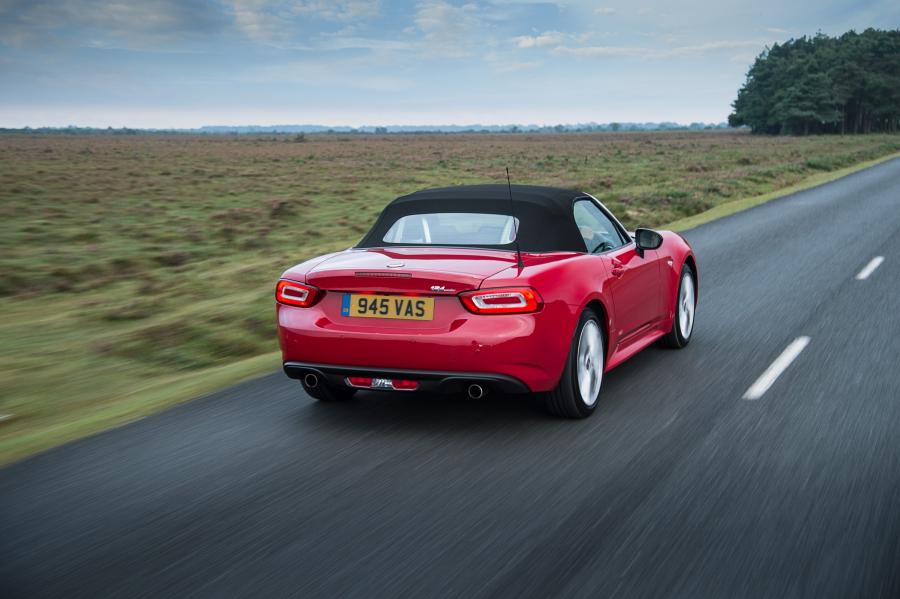 Fiat 124 Spider  2016 года  (UK) (фото 4 из 37)